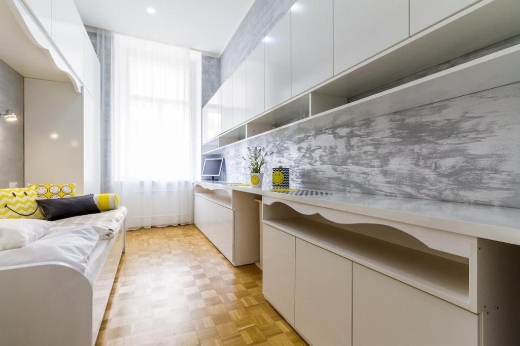 Stylish 5 Minutes Walk From City Center