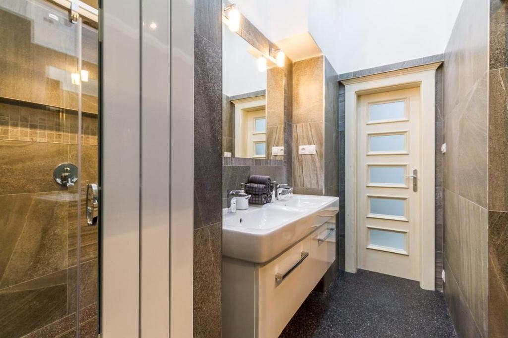 Stylish 5 Minutes Walk From City Center Apartment Prag