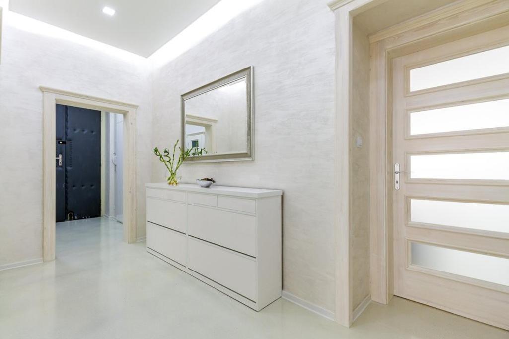 Stylish 5 Minutes Walk From City Center Apartment Prag
