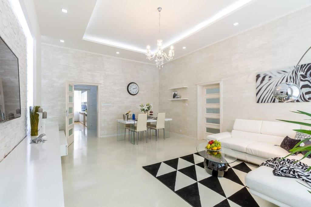 Stylish 5 Minutes Walk From City Center Apartment Prag