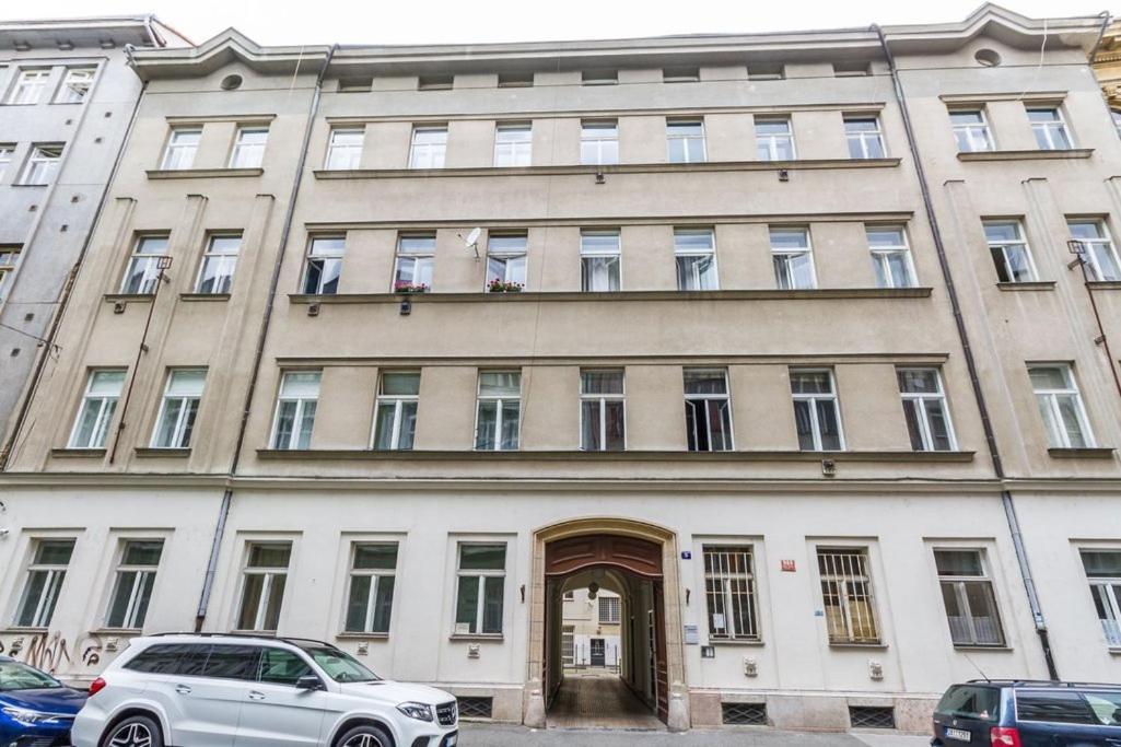 Stylish 5 Minutes Walk From City Center Apartment *