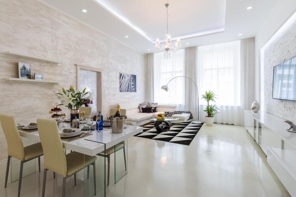 Stylish 5 Minutes Walk From City Center Apartment Prag