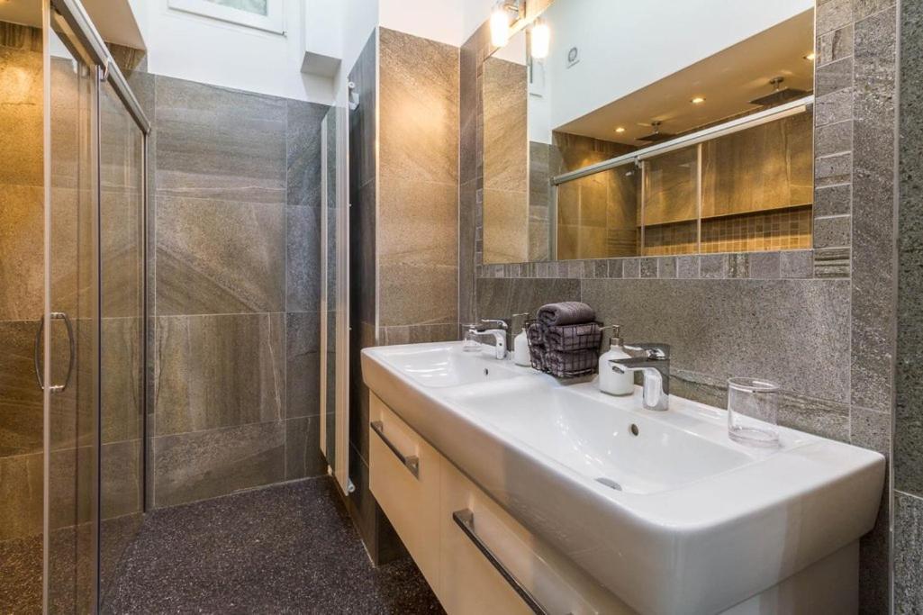 Stylish 5 Minutes Walk From City Center