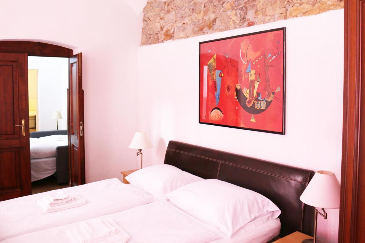 Seven Angels Apartment *