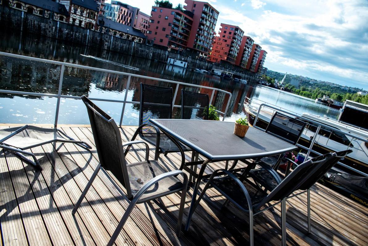 Botel Houseboat Bonanza