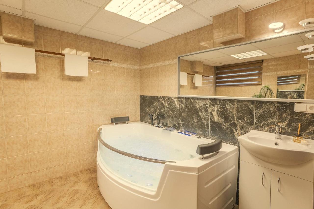 Wellness Studio! Finnish Sauna, Whirlpool, Gym & More! Lägenhet