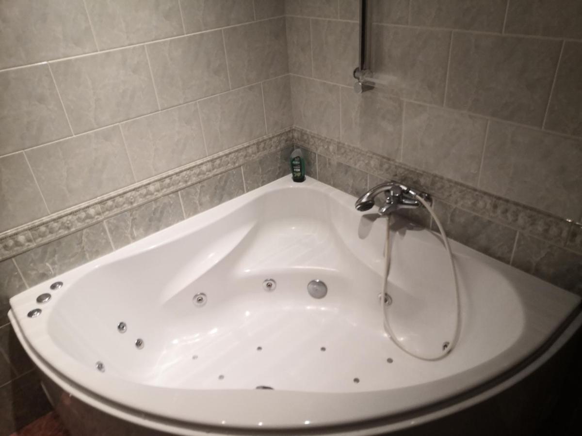 Private In Shared Luxurious Palace Like With 2 Bathrooms Including Whirlpool And Virtual Reality * Praha