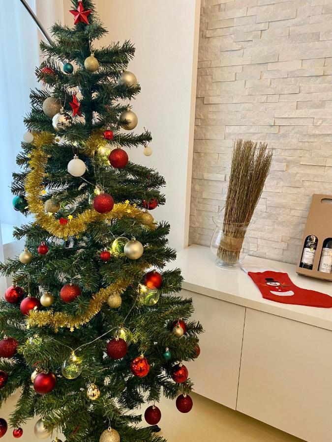 Stylish 5 Minutes Walk From City Center Apartment *