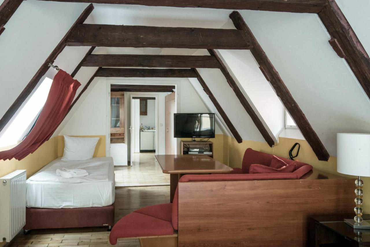 Hostel Charles Bridge &