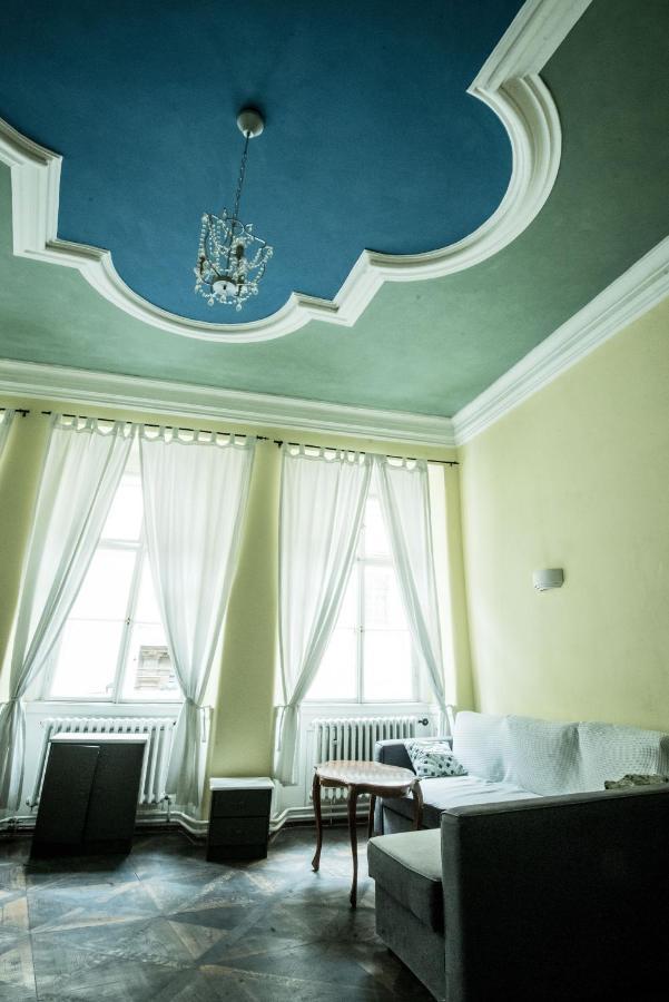 Hostel Charles Bridge & *
