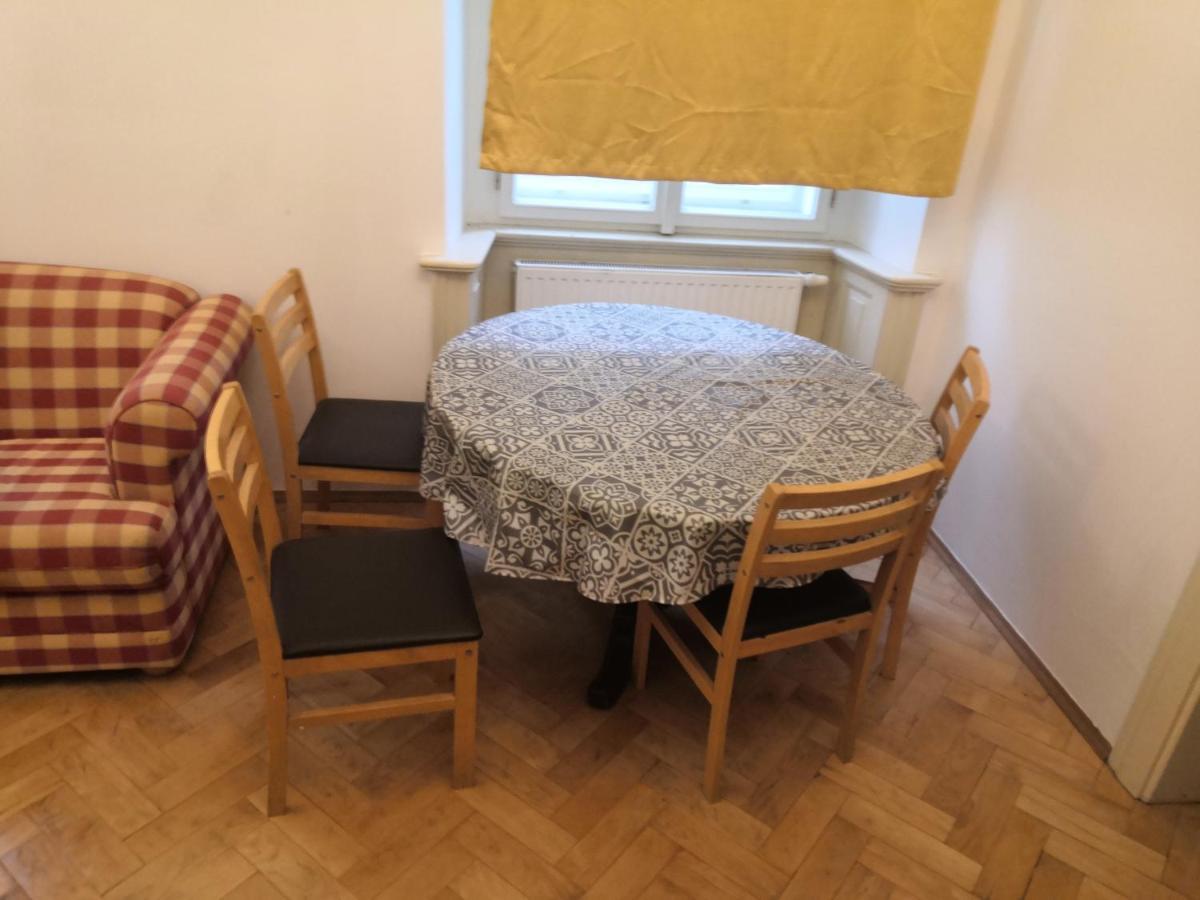Private In Shared Luxurious Palace Like With 2 Bathrooms Including Whirlpool And Virtual Reality Penzion Praha