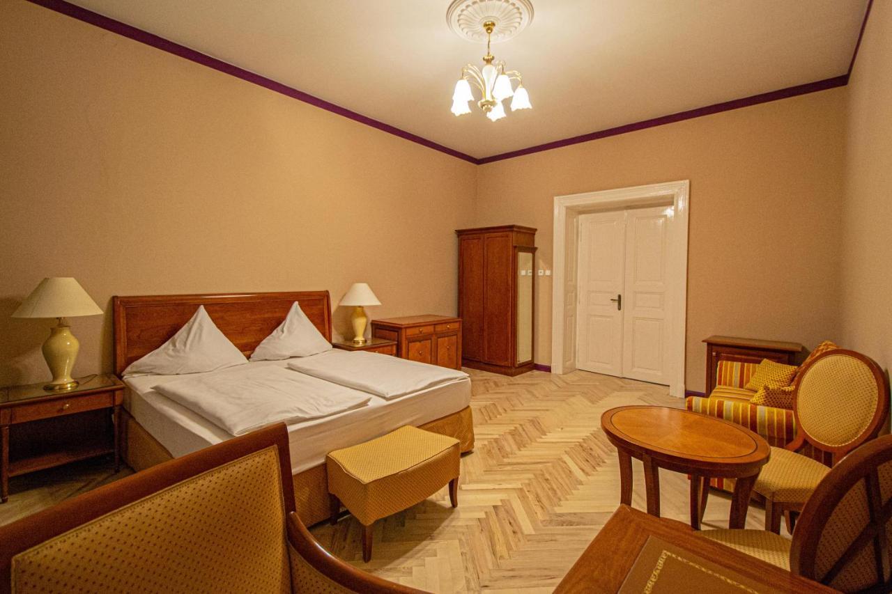 4 Bedrooms 130m2 At The Main Square Prag