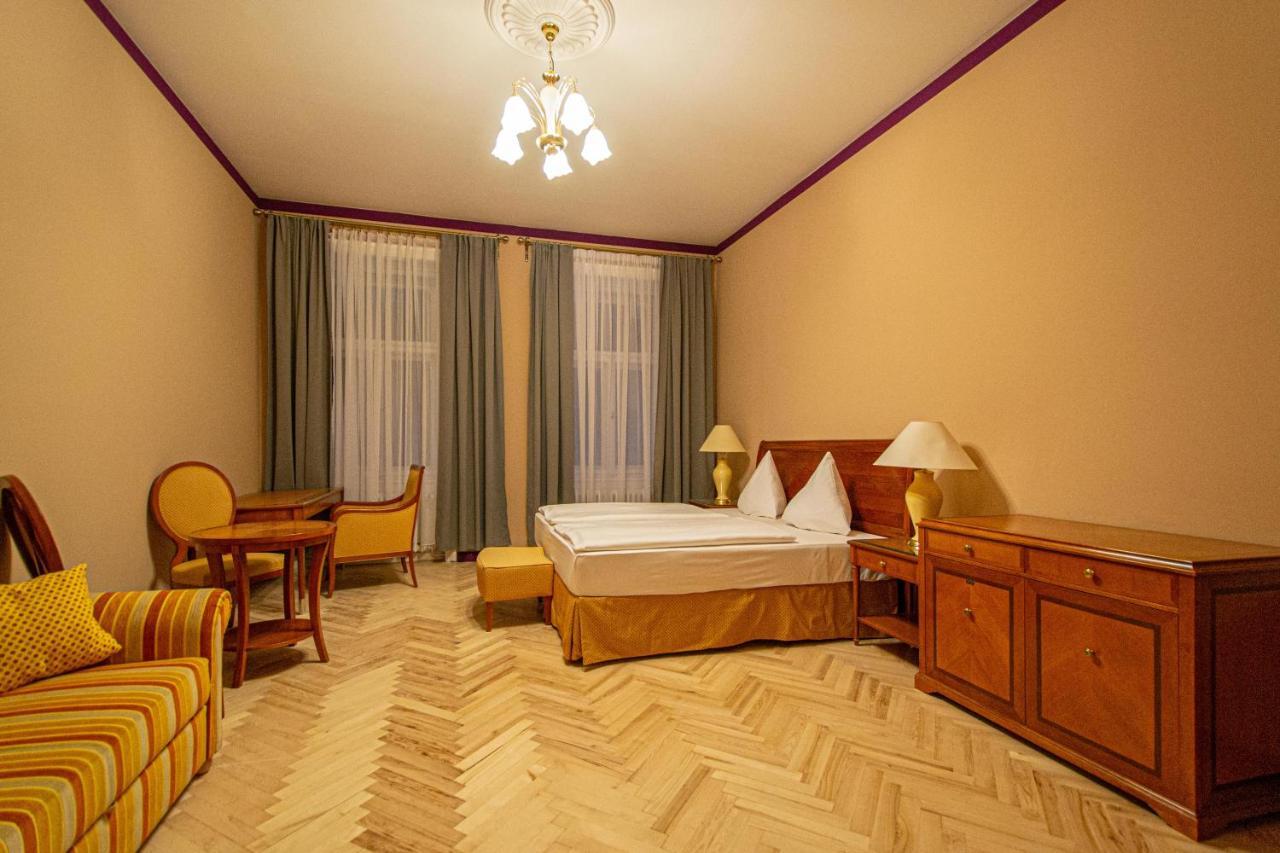 Apartment 4 Bedrooms 130m2 At The Main Square Prag