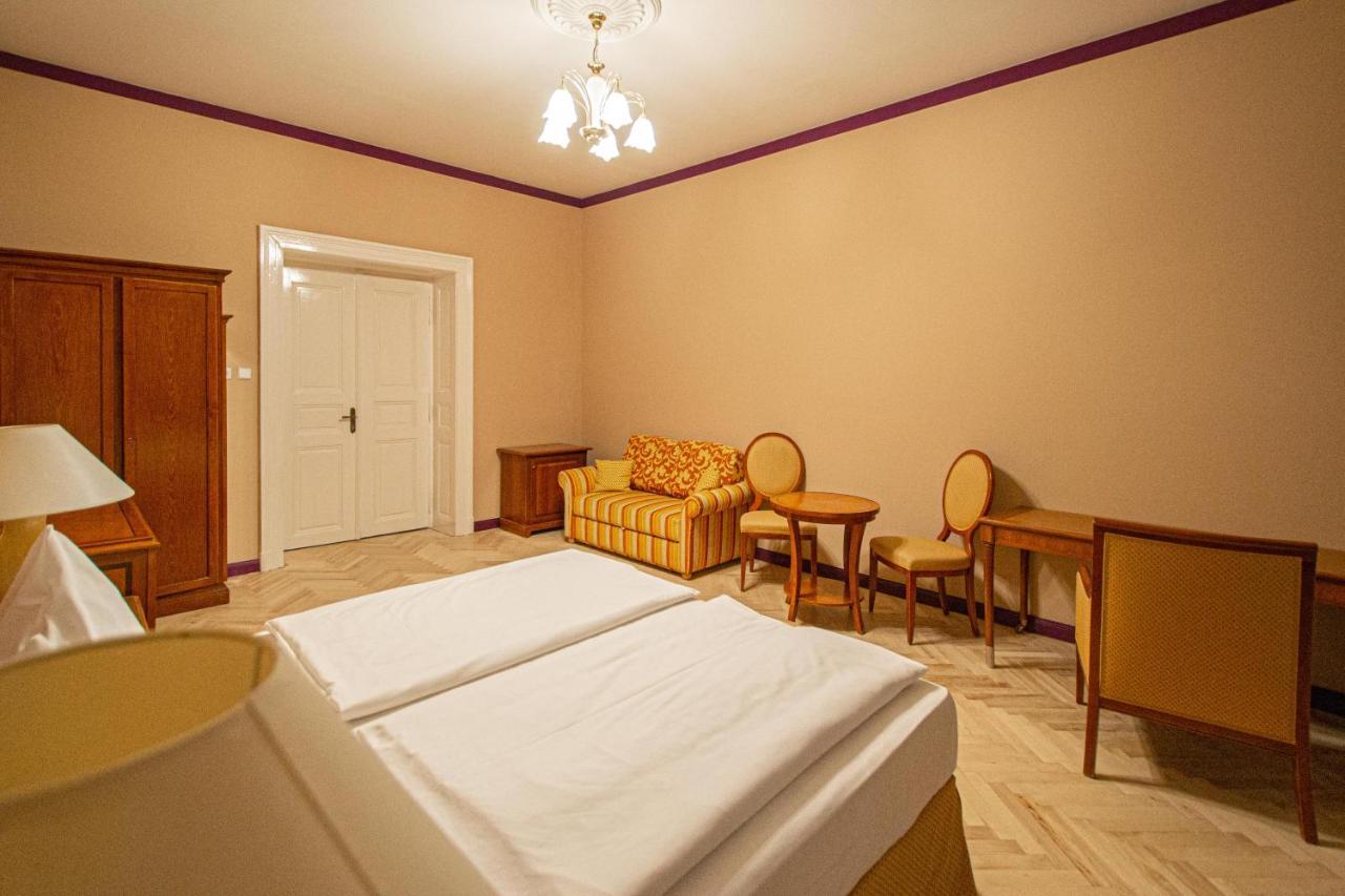 4 Bedrooms 130m2 At The Main Square Apartment Prag
