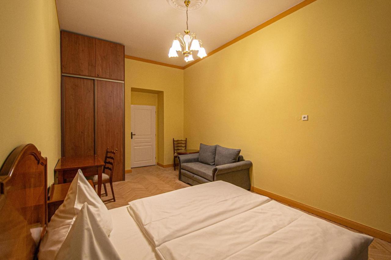 4 Bedrooms 130m2 At The Main Square Apartment Prag