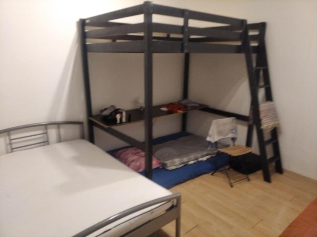 Economy Flat 18 Minutes From Vaclavske Namesti Lägenhet *