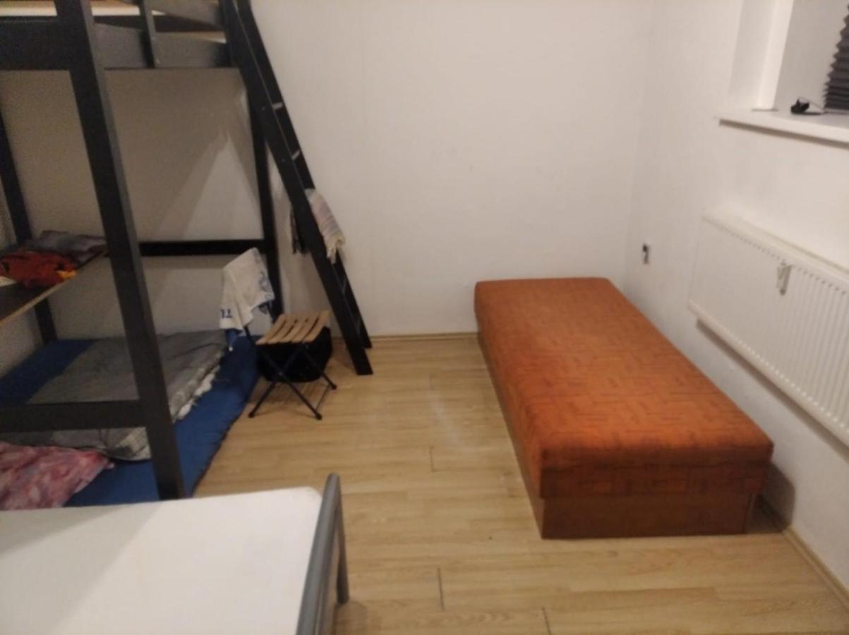 Economy Flat 18 Minutes From Vaclavske Namesti