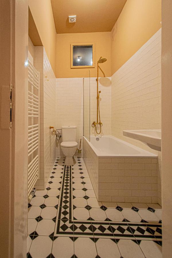 4 Bedrooms 130m2 At The Main Square Apartment Prag