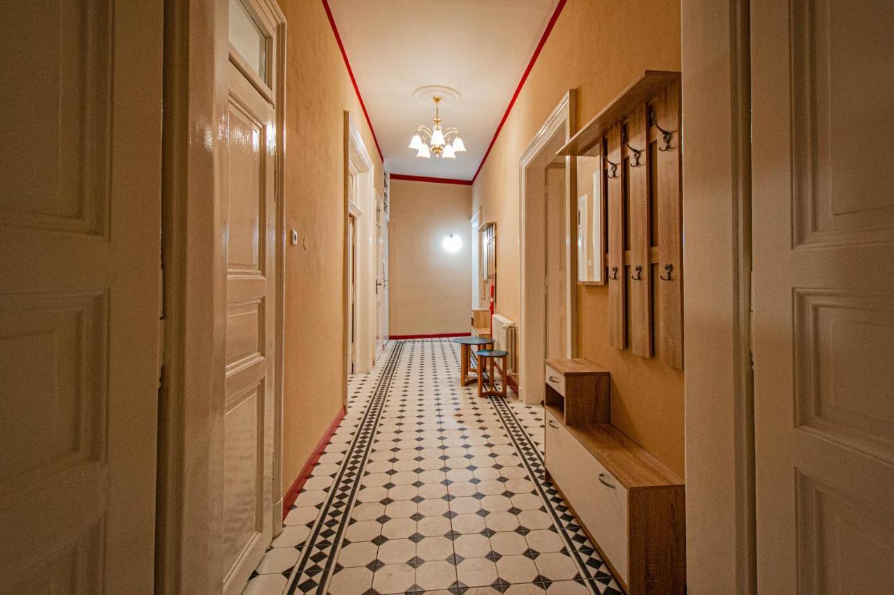 Apartment 4 Bedrooms 130m2 At The Main Square Prag