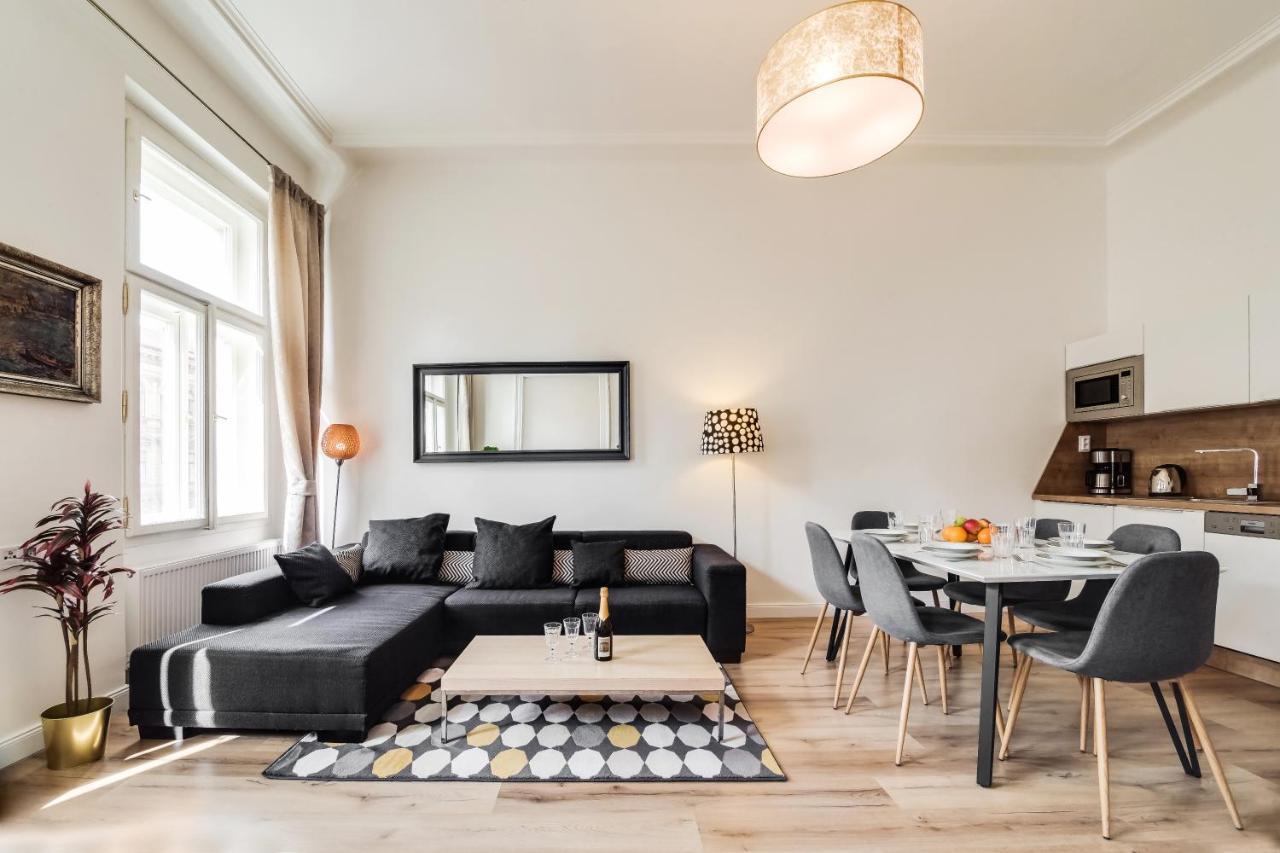 Charles Bridge - 3 Bedroom - Old Town Apartment