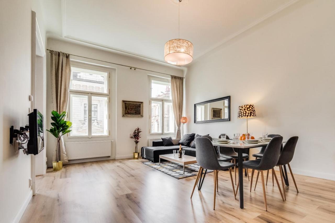 Apartment Charles Bridge - 3 Bedroom - Old Town *