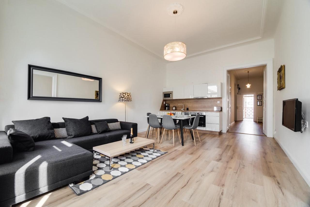 Charles Bridge - 3 Bedroom - Old Town Apartment