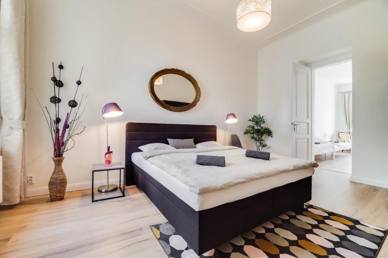 Apartment Charles Bridge - 3 Bedroom - Old Town