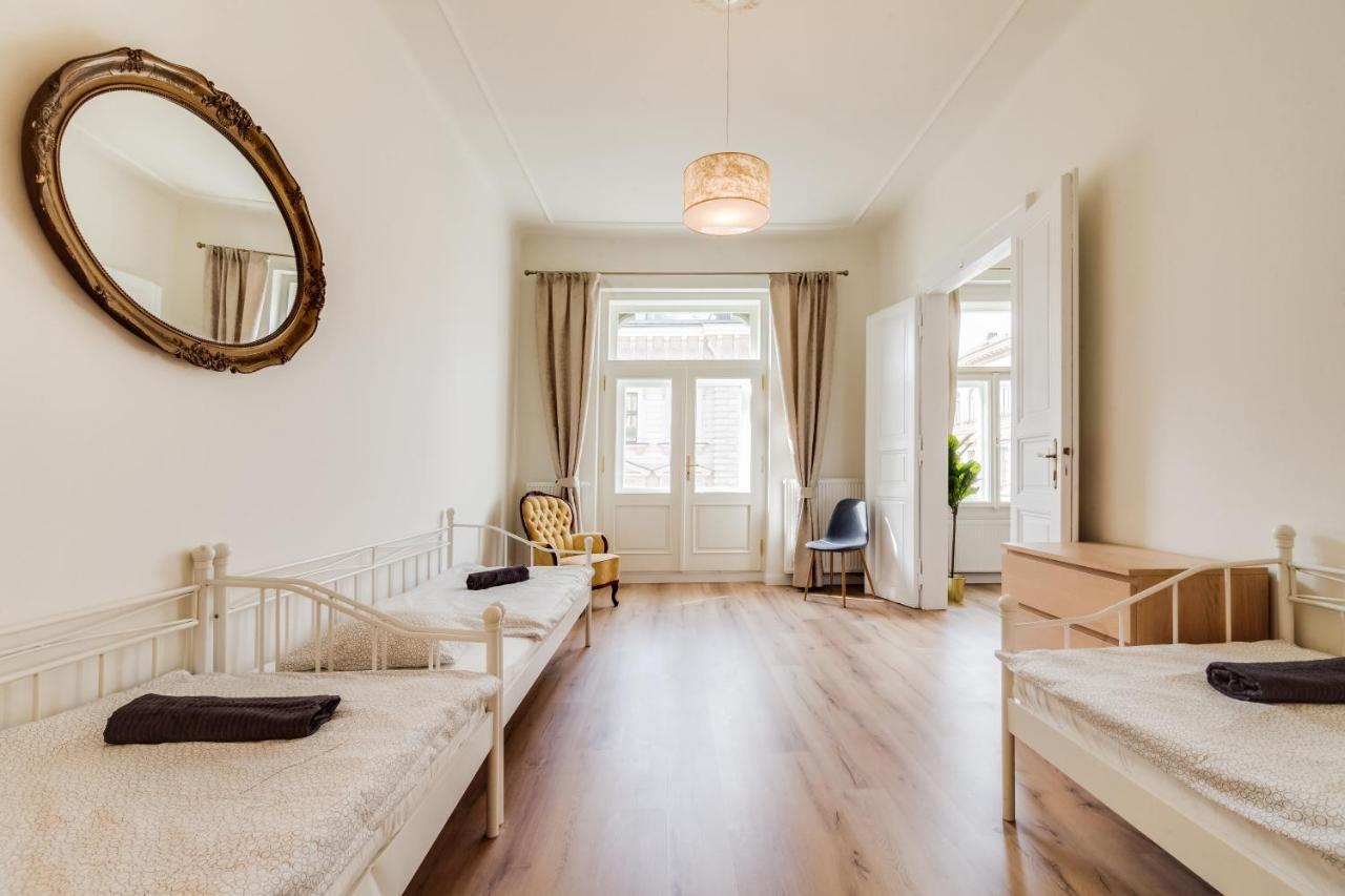 Apartment Charles Bridge - 3 Bedroom - Old Town
