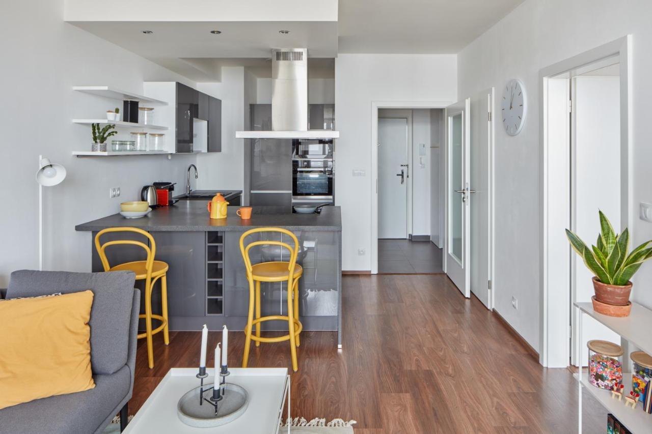Days - Bright Interior - Free Parking - Spacious Layout Lägenhet Prag