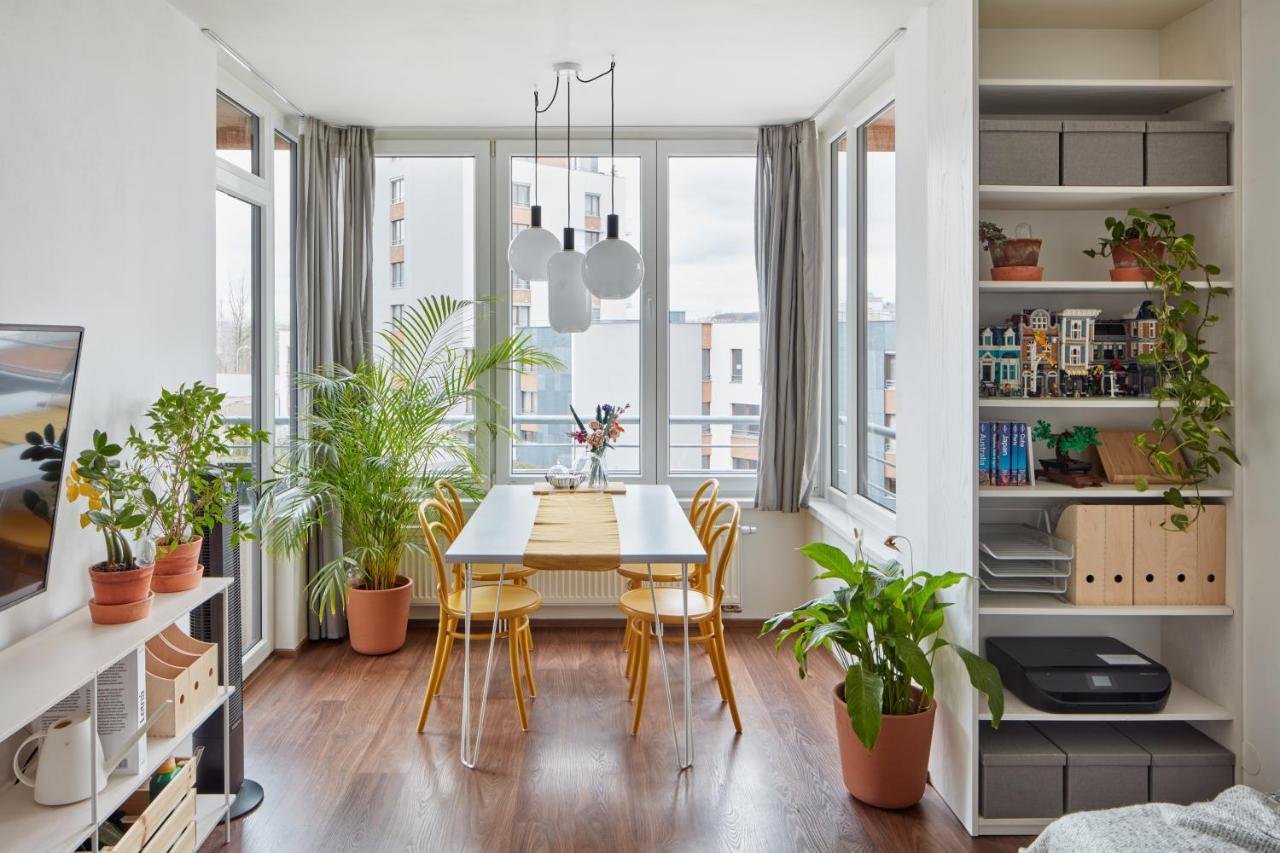 Days - Bright Interior - Free Parking - Spacious Layout