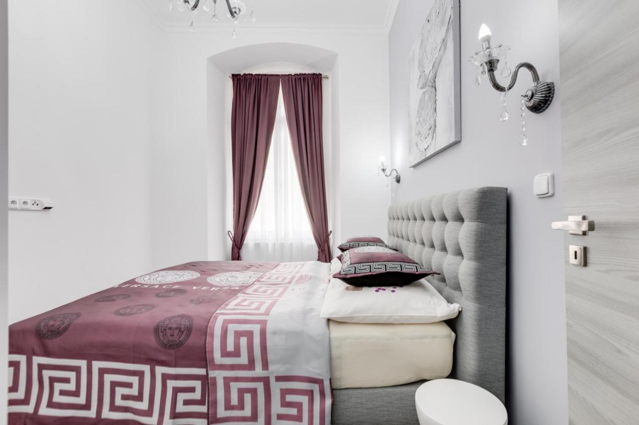 Apartment Thunovska 10 *