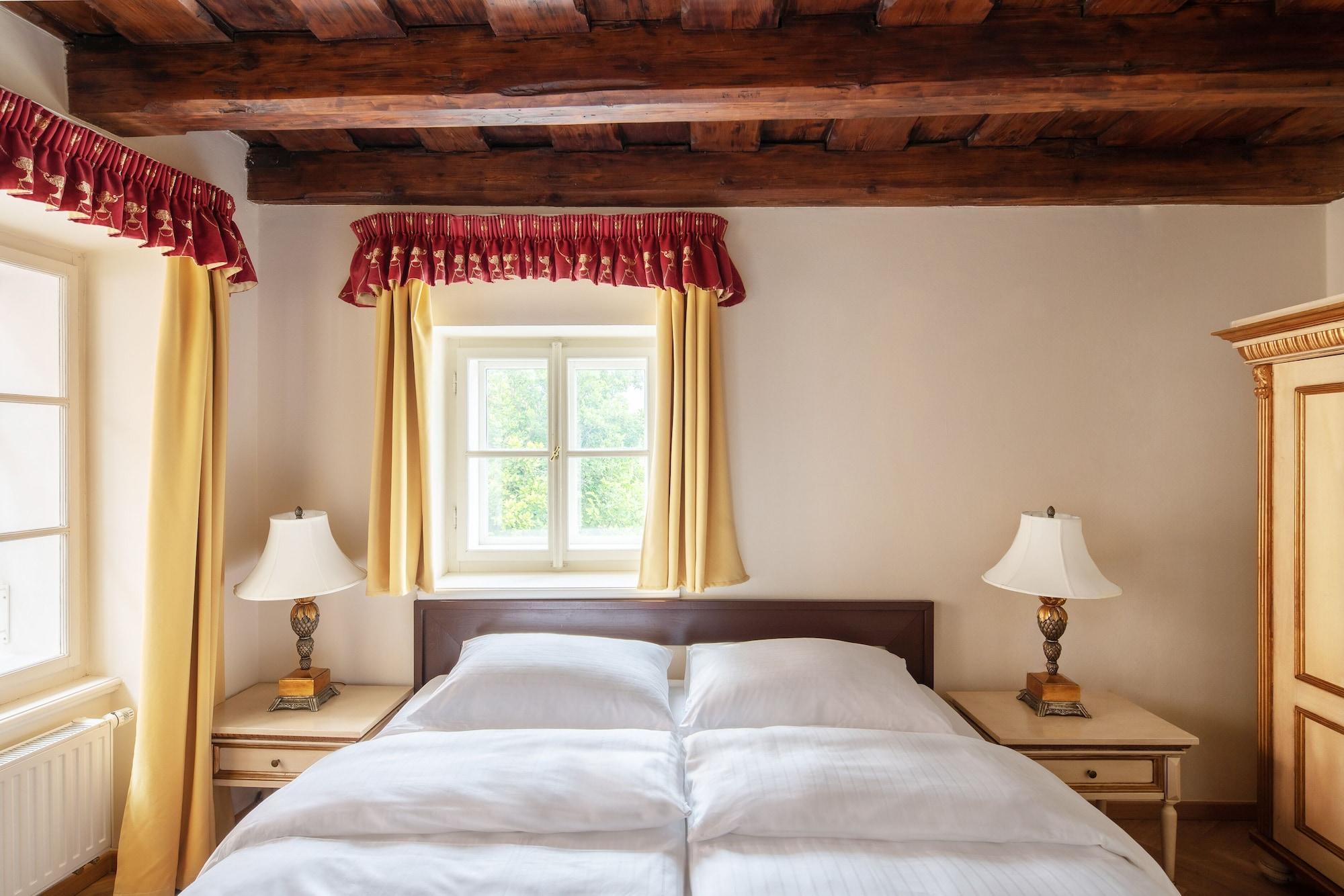 Lobster Aparthotel 4*