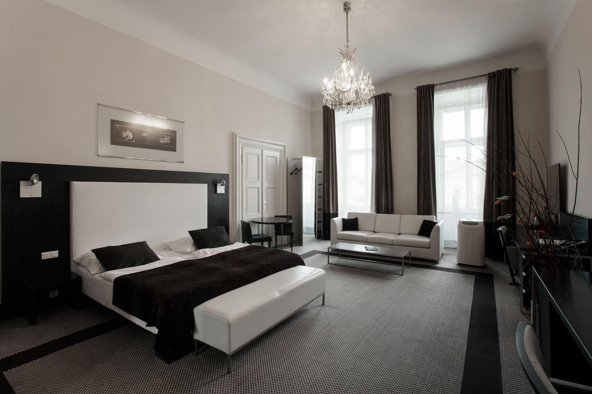 Old Town Square By Emblem Aparthotel