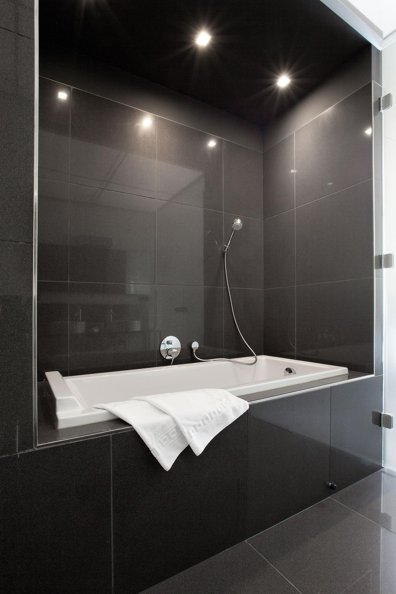 Old Town Square By Emblem Aparthotel