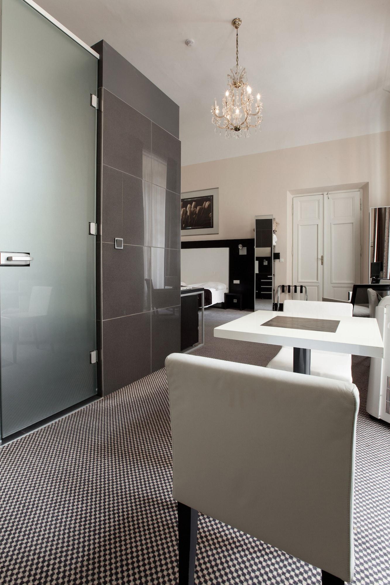 Old Town Square By Emblem Aparthotel 5*