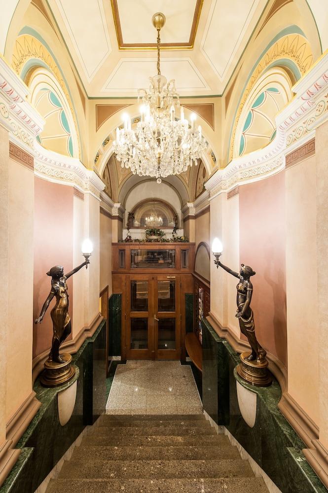 Bohemia Plaza Hotell 4*