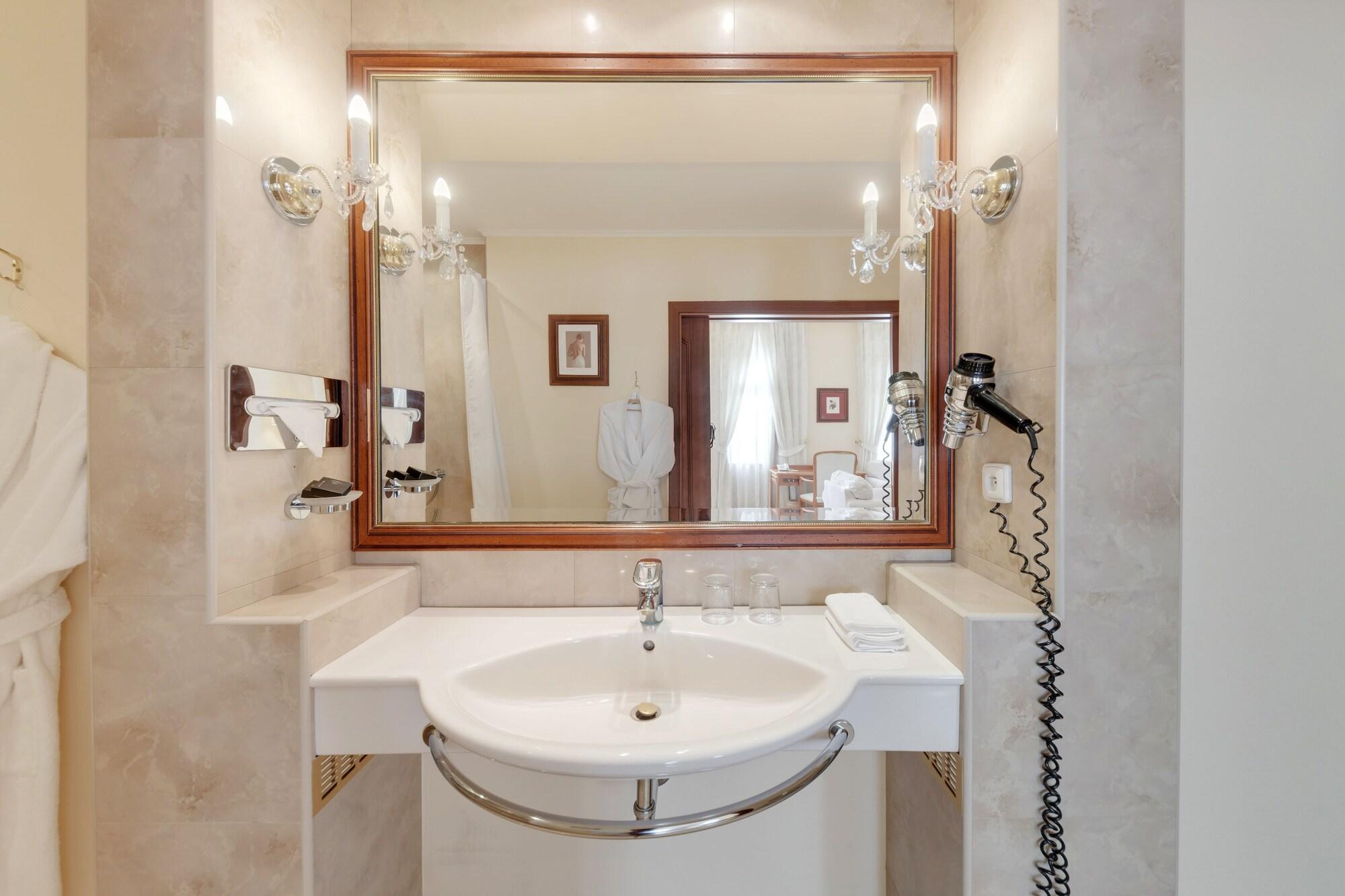 Louren Hotel