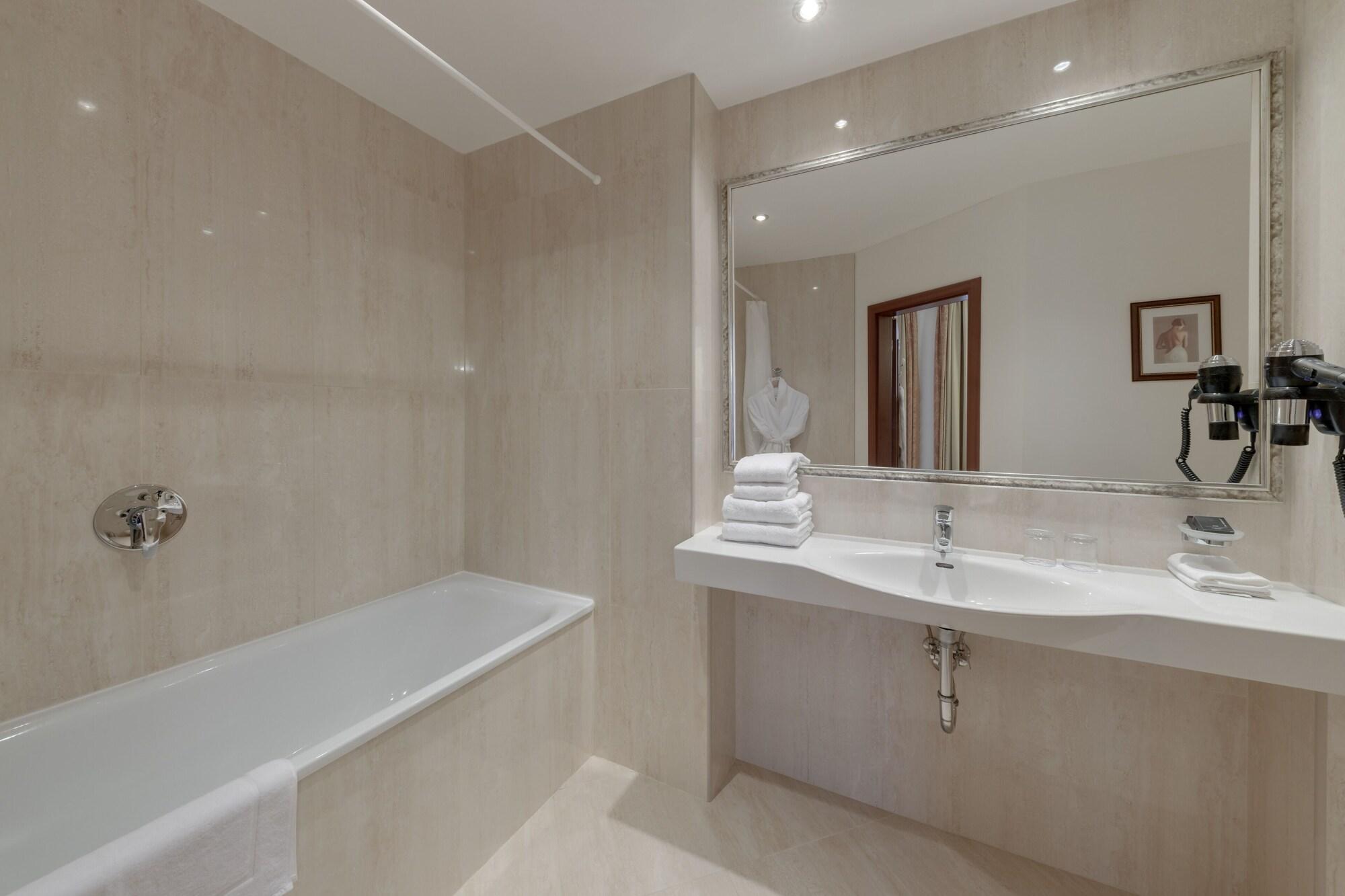 Louren Hotel 4*
