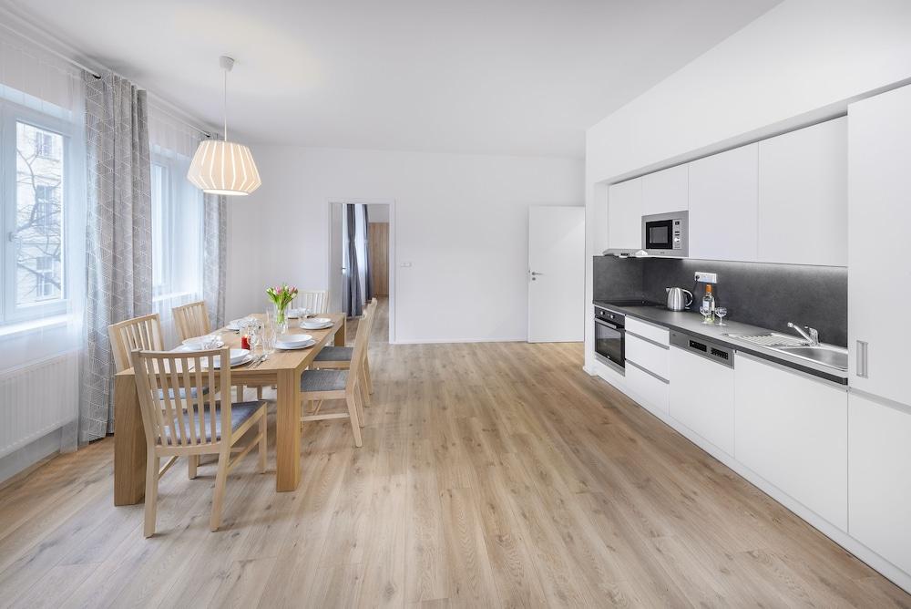 Downtown Belohorska Apartment