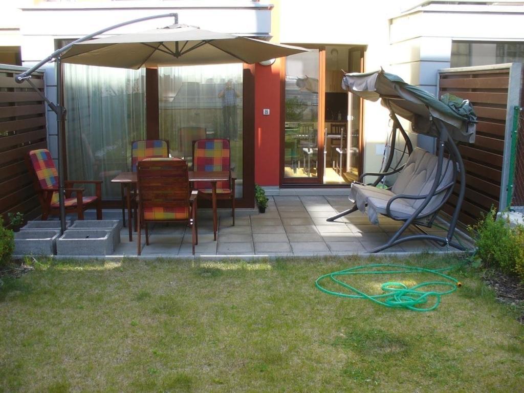 Garden With Garage In Apartmán