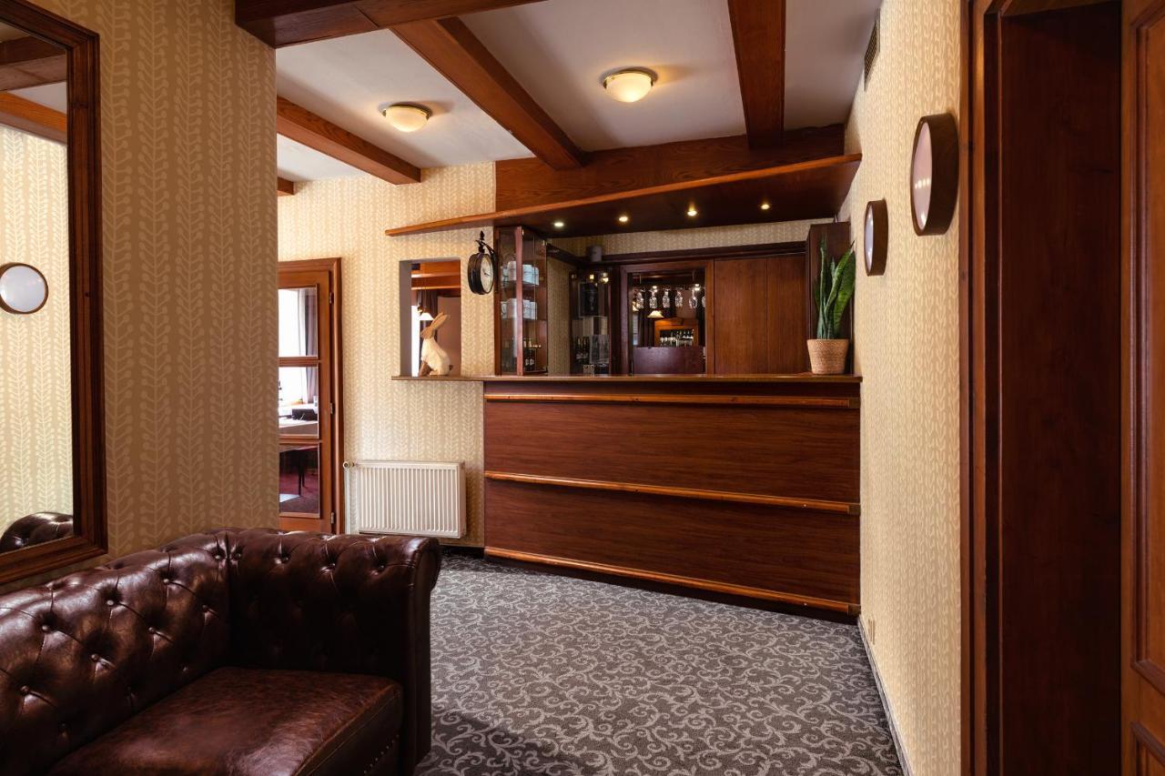 Carl Restaurant & Free Parking 4*
