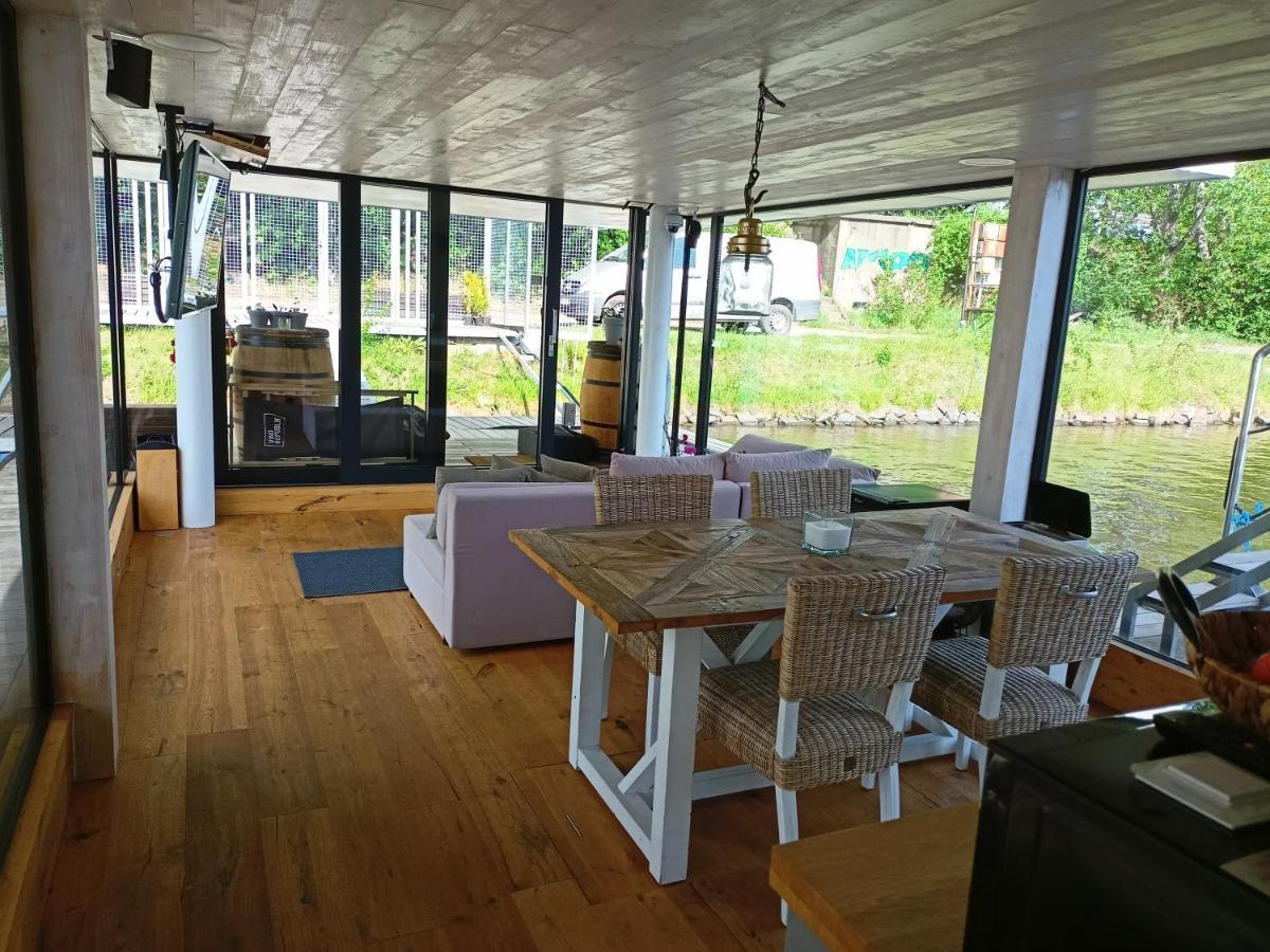 Hauseboat