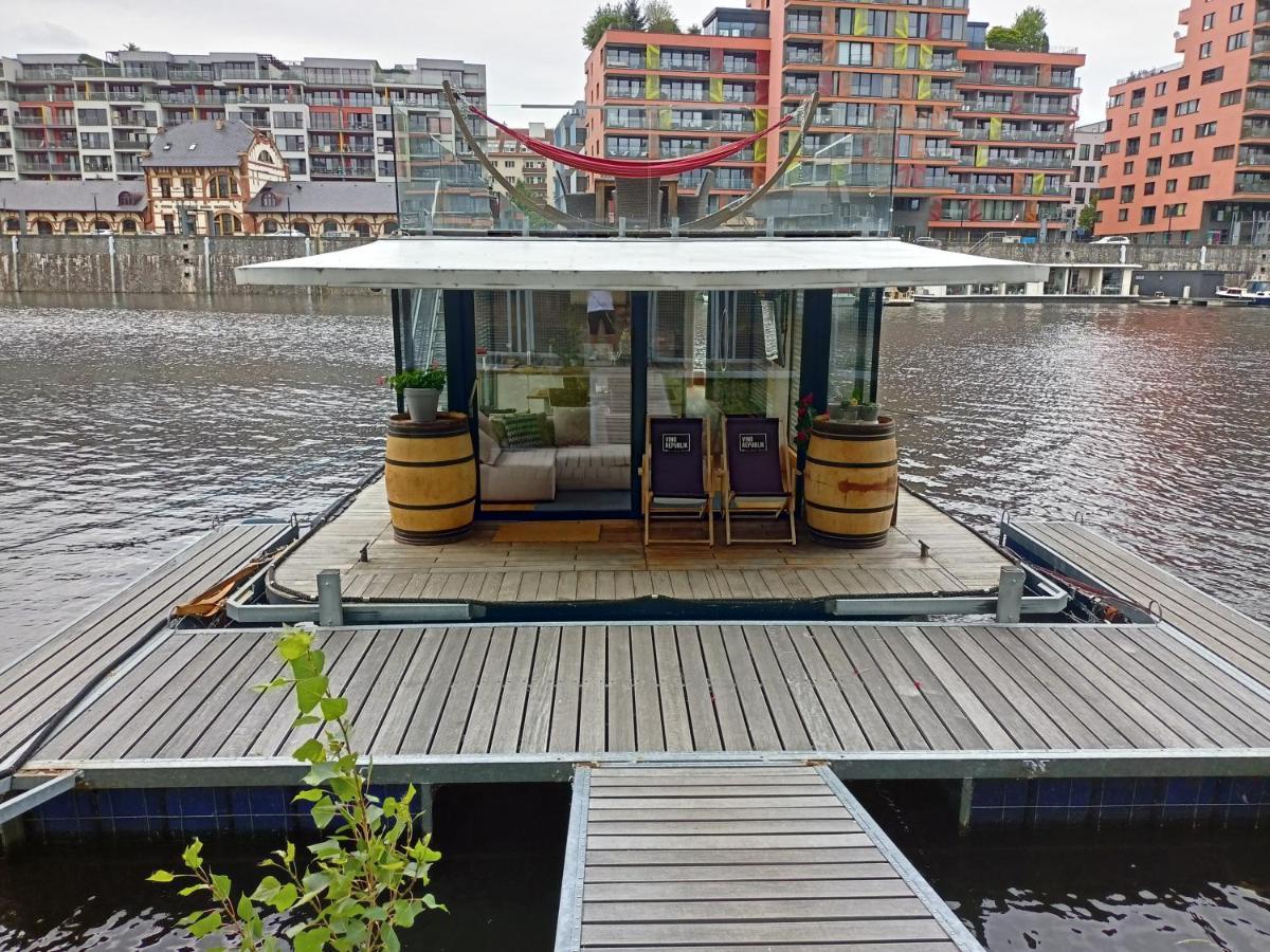 Hauseboat Botel *
