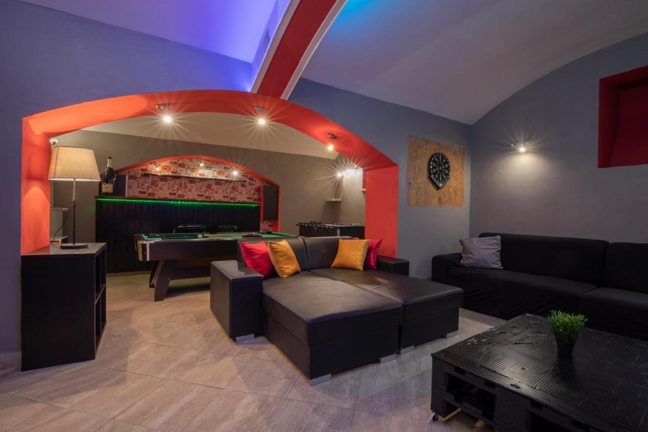 Party Underground With Pooltable *