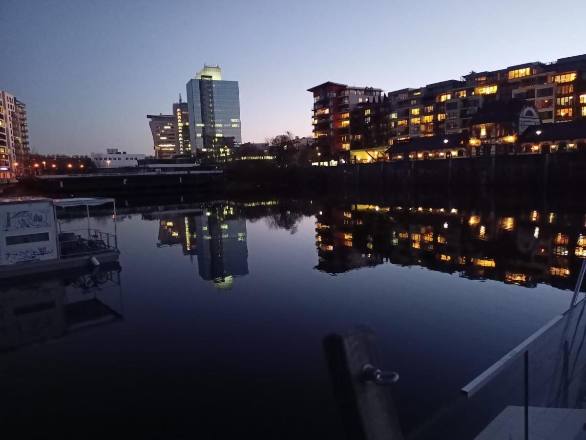 Hauseboat Botel *