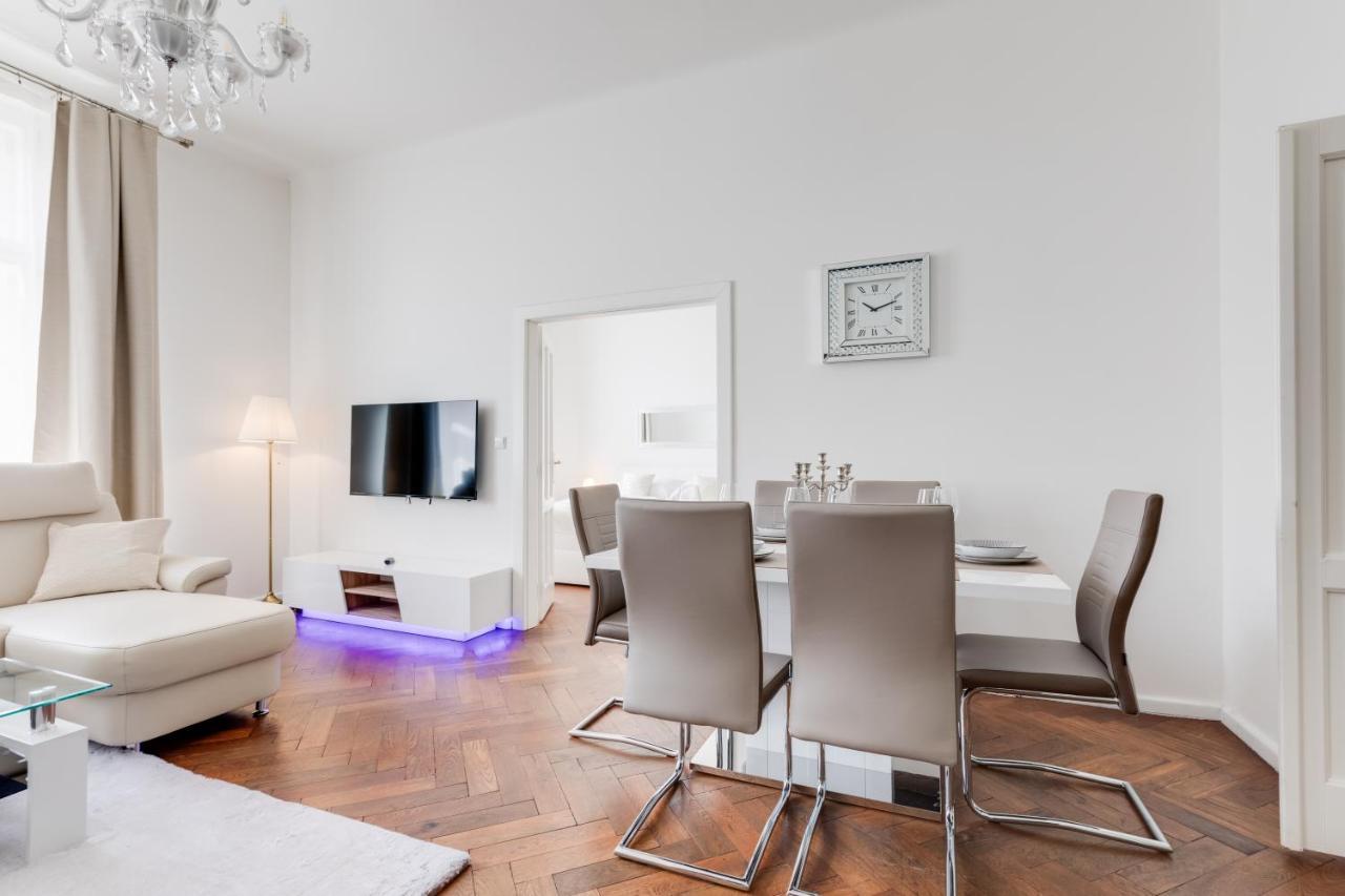 Luxury Riverside In The Center Of Praha