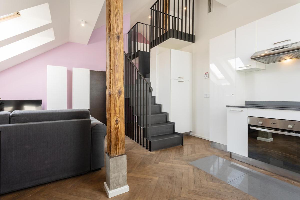 Modern Close To River * Prag