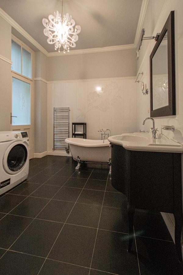 Lägenhet Luxury 150m2 On Wencelas Square With Private Garage Prag