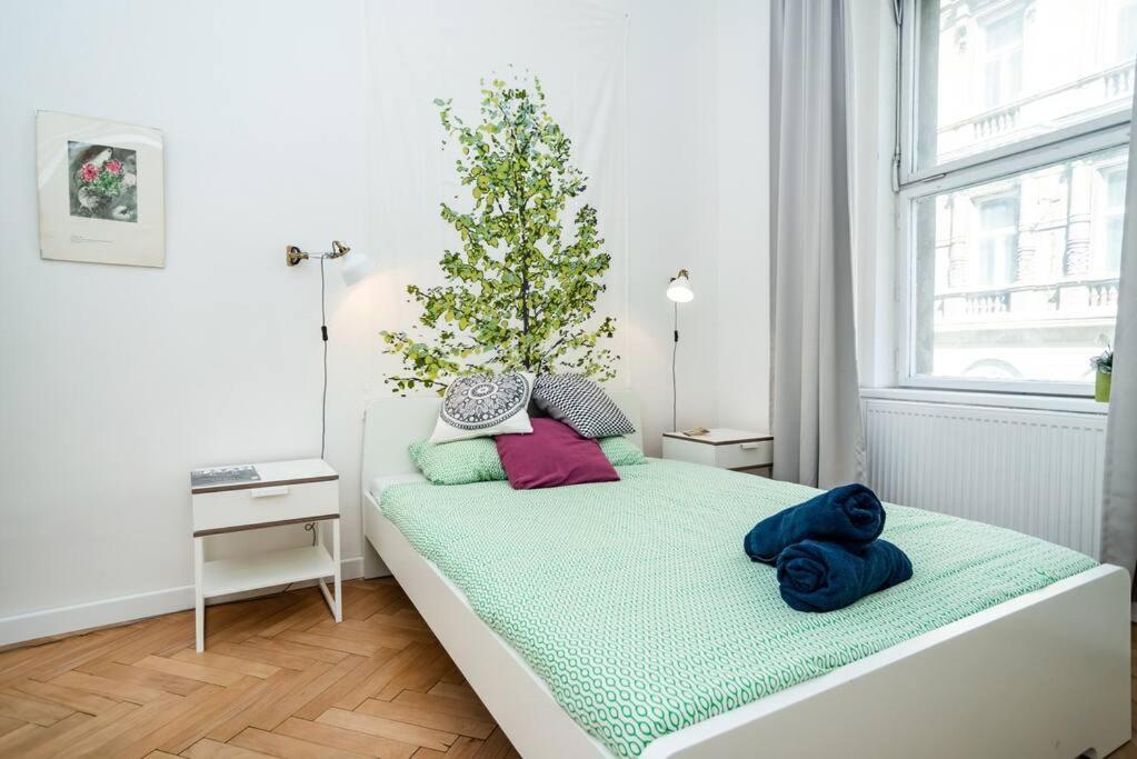 Lägenhet Bright, Spacious In The Historic Centre