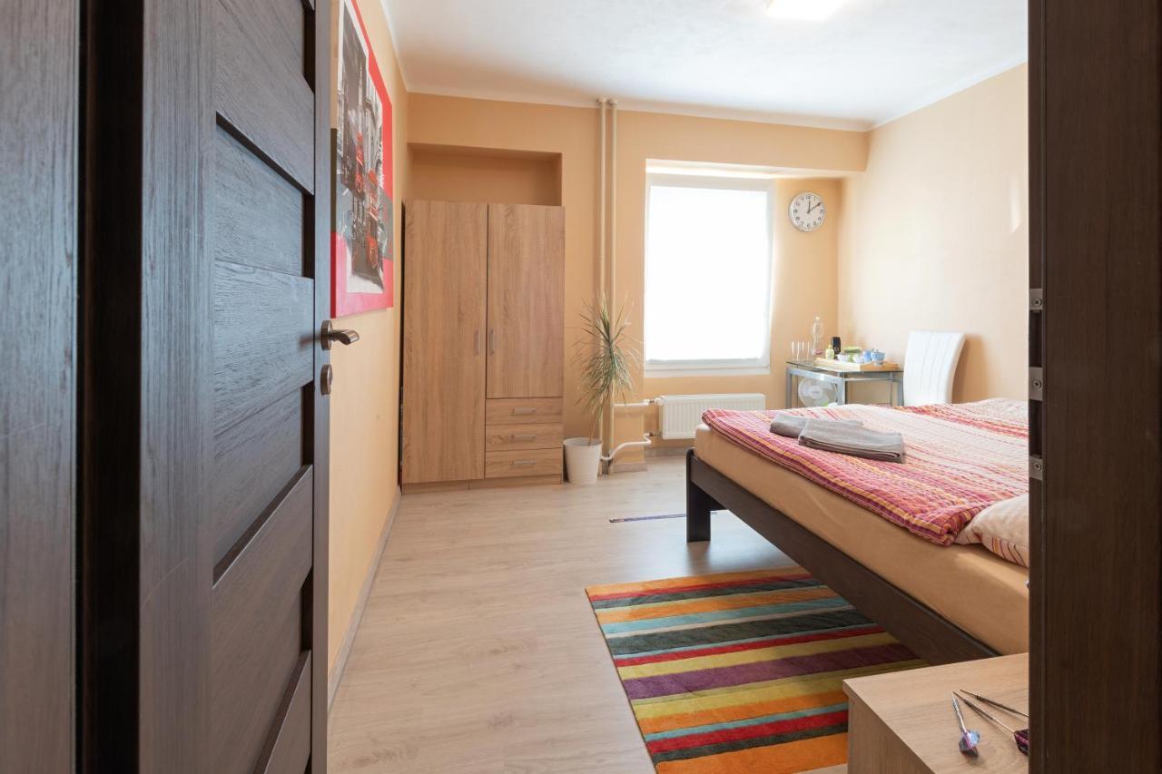 Cozy At Metro Station, Private Bathroom, 9minutes Oldtown, 15minutes Airport, Wifi Prague